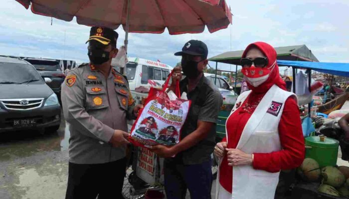 Dalam Rangka HUT RI ke 76 Kapolres Distribusikan Bansos Kepada Para Nelayan dan Masyarakat Tanjung Tiram