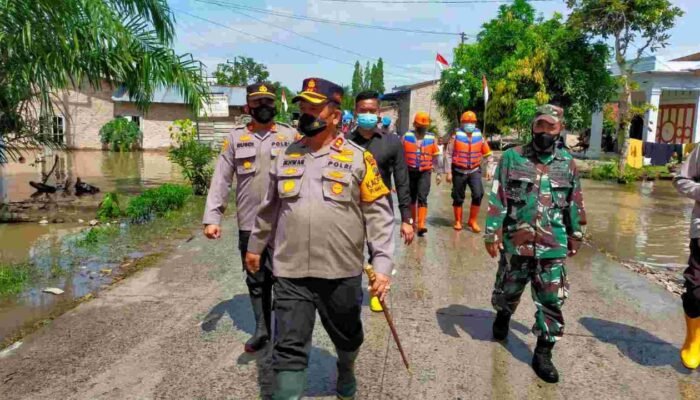 Kapolres  Batu Bara Berikan  Bantuan Sosial Warga Terdampak Banjir di Desa Kwala Sikasim