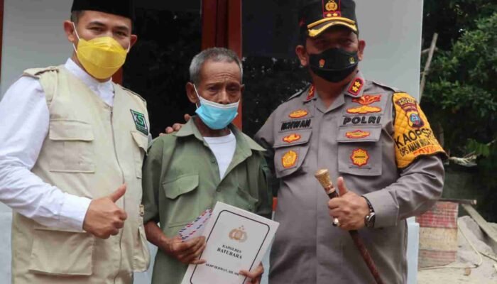 Kapolres Serahkan Kunci Rumah Baru Mariman. Hasil Bedah Rumah KSJ Simalungun