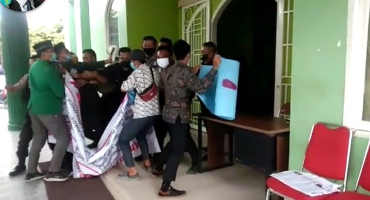Aksi Mahasiswa Tuntut Rektor UINSU Mundur Nyaris Bentrok