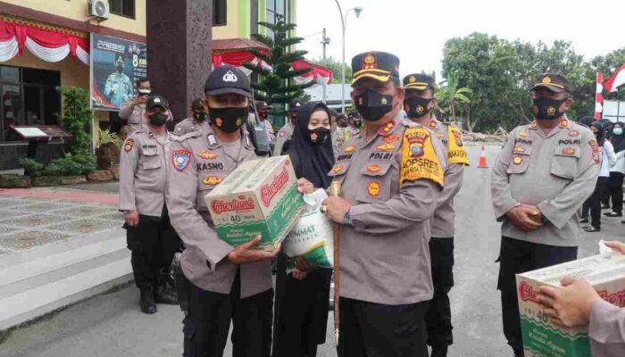 Sebagai Motivasi Kapolres Kembali Berikan Bingkisan Kepada Bhabinkamtibmas dan PHL