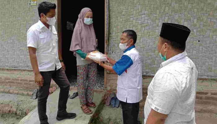 Kali Ini Kadin Berbagi Dengan Yatim Dhuafa dan Buruh di Desa Durian Medang Deras
