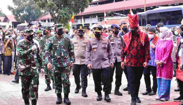 Wali Kota Medan Bersama Panglima TNI dan Kapolri Meninjau Vaksinasi Massal di Pasar Induk Lau Cih