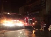 Gudang Apotik Plus Dilalap Si jago Merah, Petugas Damkar Pemko Siantar Berusaha Memadamkan Kobaran Api