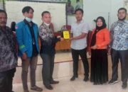 Plt Kades Desa Tanah Merah  Fauzi Andayu, Terima Piagam Penghargaan oleh Mahasiswa  STIT – BB – SU KKN Angkatan II