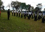 Terapkan Disiplin Di Sekolah, Babinsa Koramil Tipe B 0808/16 Talun Ajarkan PBB