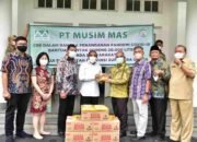 Terima Bantuan 20.000 Liter Minyak Goreng untuk Terdampak Covid-19, Gubernur Edy Rahmayadi Apresiasi PT Musim Mas dan GAPKI