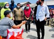 Presiden Joko Widodo Tinjau Vaksinasi di Kampung Nelayan