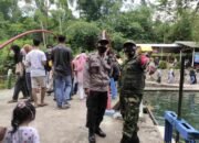 Bhabinkamtibmas Polsek Sukahaji Bersama Babinsa Awasi Penegakan Protkes Di Tempat Wisata