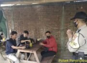 Bhabinkamtibmas Polsek Panyingkiran Himbau Warga Agar Tidak Berkerumun dan Tetap Patuhi Protokol Kesehatan