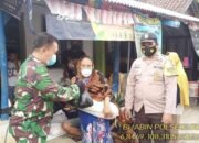Pastikan Tepat Sasaran, Bhabinkamtibmas Polsek Sukahaji Bersama Babinsa Pantau Penyaluran BPNT Di Desa Binaannya