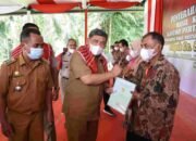 Wabup Deli Serdang bersama Wakil Menteri ATR / BPN Serahkan Sertifikat Tanah Objek Konsolidasi Tanah Hasil Inventariasi GTRA Sumatera Utara Tahun 2020