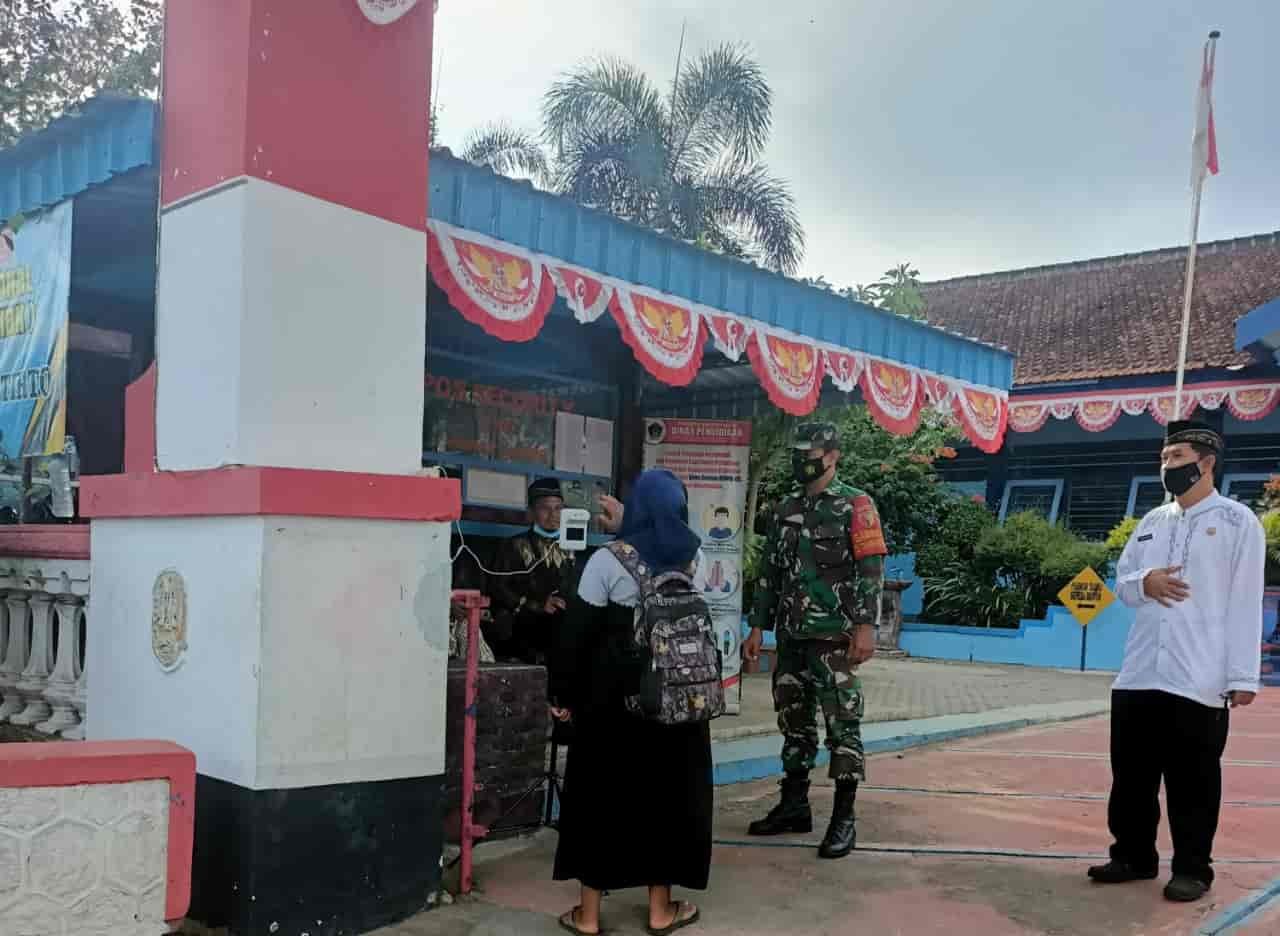 Danramil Tipe B 080809 Sutojayan, Himbau Agar PTM Di Sekolah Tetap Terapkan Protokol Kesehatan