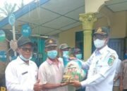 Bupati Batu Bara Serahkan Bantuan 3200 Kg Bibit Padi, Kepada Petani Terdampak Banjir di Desa Sukaramai