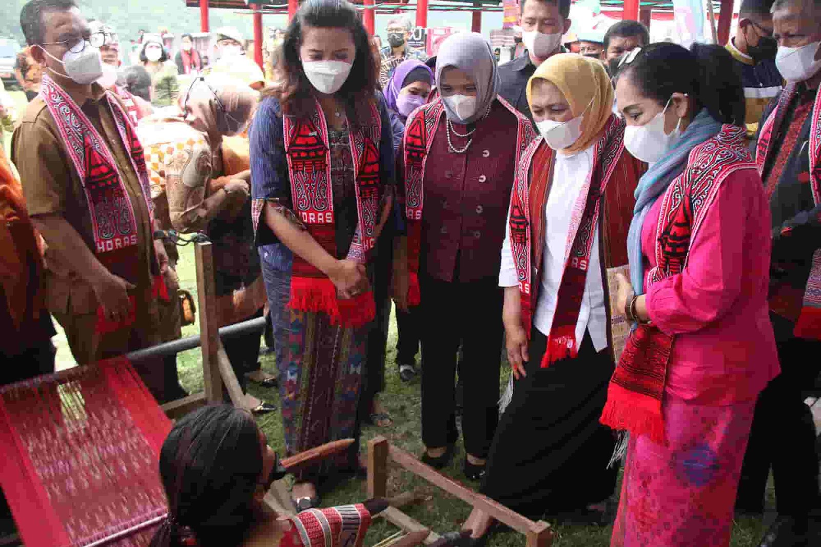Ketua Dekranasda Provsu di Kab Toba 9
