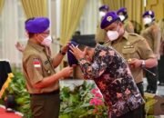 Zulkifli Hasan Sematkan Baret IARMI kepada Gubernur Edy Rahmayadi