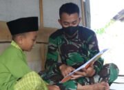 Peduli Pendidikan, Anggota Satgas TMMD Kodim 0808/Blitar, Bantu Kerjakan PR