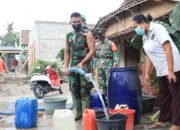 Anggota Satgas TMMD Kodim 0808/Blitar, Bersama Babinsa Bantu Dropping Air Bersih