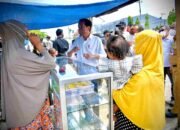 Saat Presiden Hampiri Pedagang Kaki Lima yang Bentangkan Spanduk