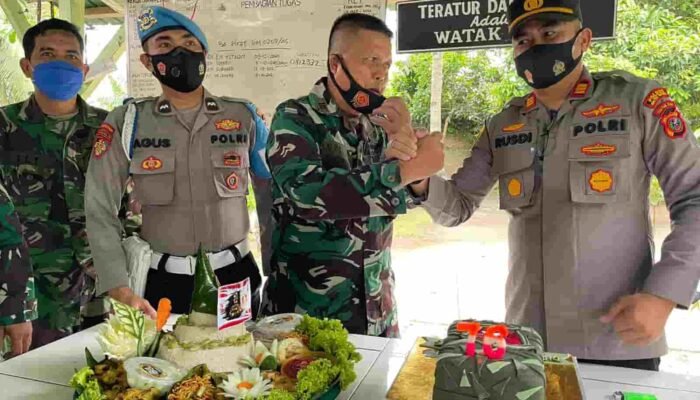 Kapolsek Lima Puluh Beri Surprise HUT TNI Ke 76 di Koramil 03 Lima Puluh