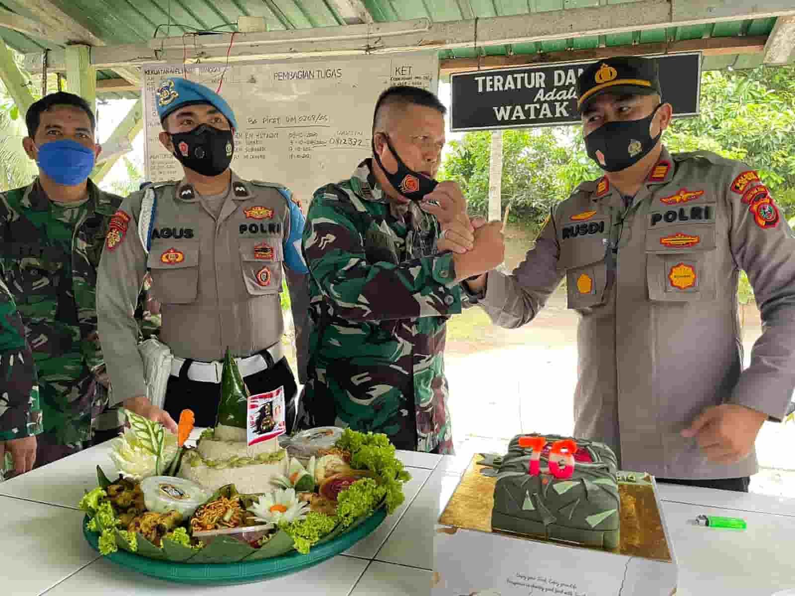 Kapolsek Lima Puluh Beri Surprise HUT TNI Ke 76 di Koramil 03 Lima Puluh