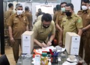 Kepala BKDPSDM Serahkan Arsip Inaktif Kantor Pendidikan dan Pelatihan Kota Medan