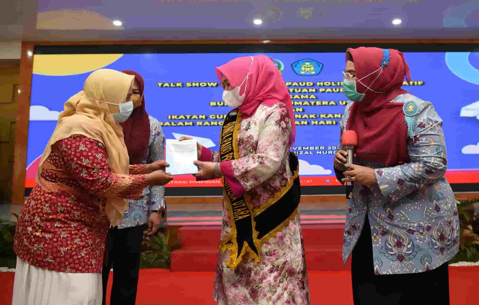 Bunda Pendidikan Anak Usia Dini (PAUD) Provinsi Sumut Nawal Lubis menyampaikan kata sambutan pada acara Talk Show Penerapan PAUD Holistik Integratif Dalam Satuan PAUD yang dihadiri oleh Ikatan Guru Taman Kanak-kanak Indonesia dalam rangka peringatan Hari Guru Nasional, di Aula Tengku Rizal Nurdin, Jalan Sudirman 41, Medan, Jum'at (26/11).