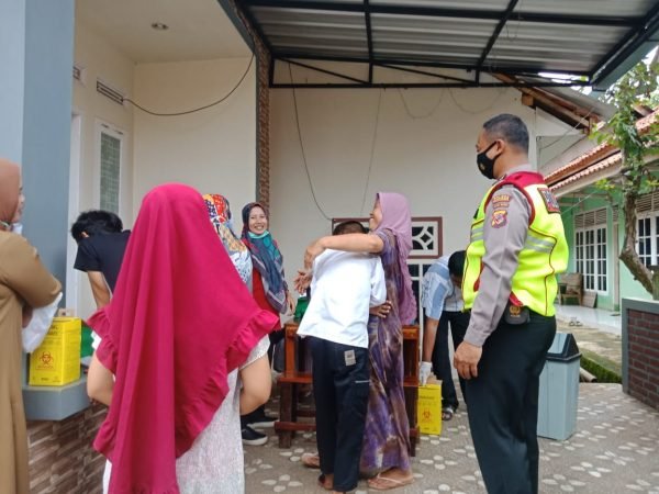 Bhabinkamtibmas Polsek Malausma Monitoring Vaksinasi Penuh dengan Semangat