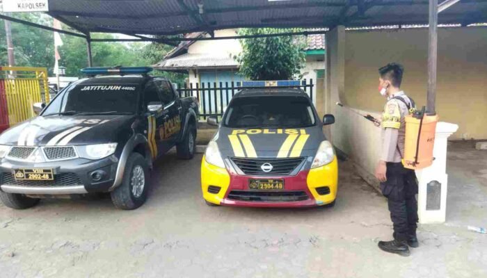 Cegah Penyebaran Covid-19, Polsek Jatitujuh Rutin Semprot Desinfektan di Lingkungan Mako