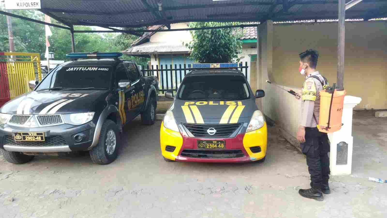 Cegah Penyebaran Covid-19, Polsek Jatitujuh Rutin Semprot Desinfektan di Lingkungan Mako