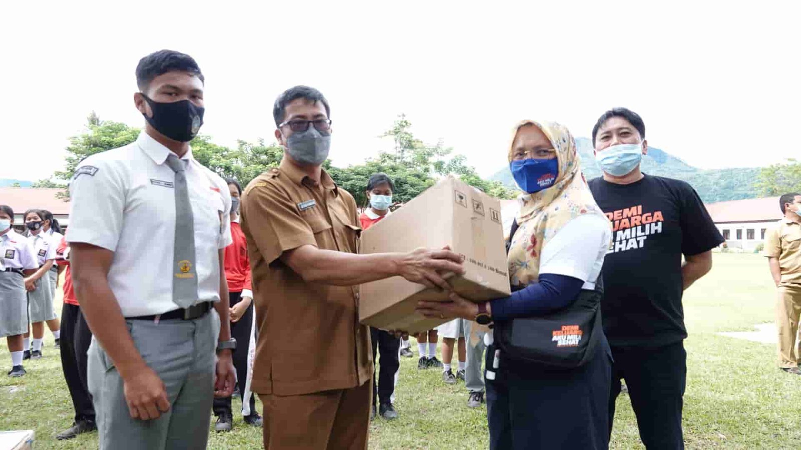 Forum Wartawan Unit Pemprov Sumut menggelar aksi bakti sosial dengan membagikan masker, hand sanitizer serta hadiah kepada siswa siswi SMPN 1 dan SMAN 1 Pangururan, Selasa (30/11/2021) Pada acara tersebut hadir Kepala Bagian Pelayanan Informasi Publik Dinas Komunikasi dan Informatika Provinsi Sumatera Utara Harvina Zuhra.