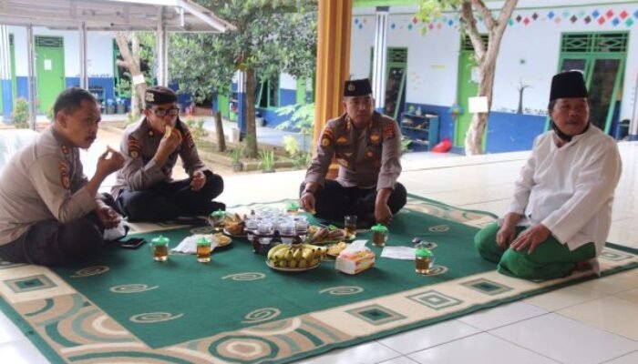 Dirpamobvit Polda Banten Kunjungi Pimpinan Ponpes Al Irsyad Waringinkurung dalam Giat Rukun Ulama Umaro
