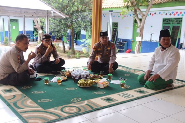 Dirpamobvit Polda Banten Kunjungi Pimpinan Ponpes Al Irsyad Waringinkurung dalam Giat Rukun Ulama Umaro