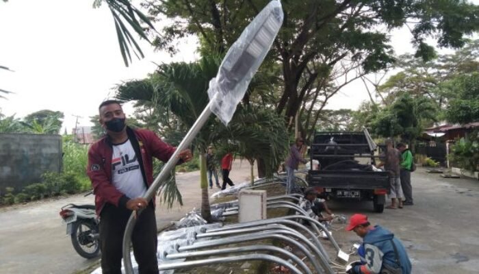 Griya 2 Martubung Kelurahan Tangkahan Dipasang Lampu Penerangan Jalan
