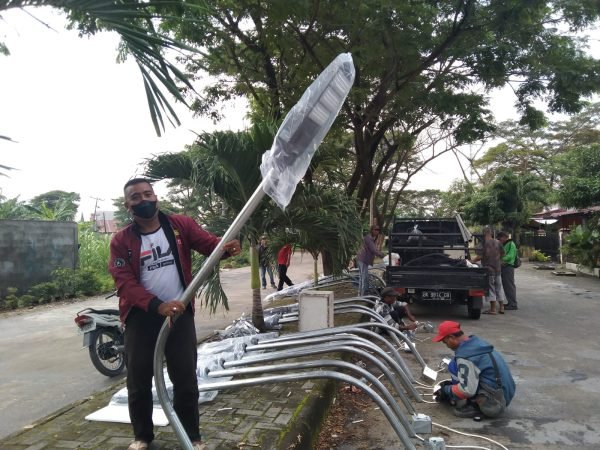 Griya 2 Martubung Kelurahan Tangkahan Dipasang Lampu Penerangan Jalan