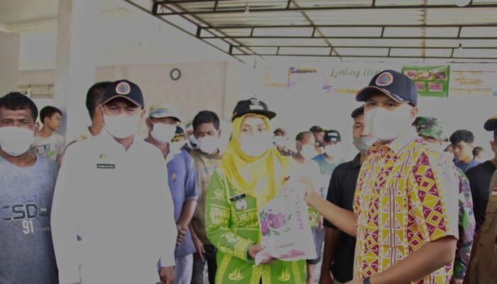 Salurkan Bantuan Korban Banjir, Bupati Sergai Harap Masyarakat Waspada Cuaca Ekstrim