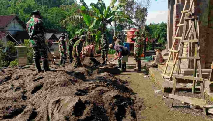 Anggota Kodim 0808/Blitar Karya Bakti Sebagai Wujud Pengabdian untuk Negeri