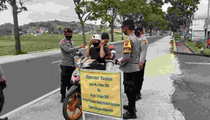 Gelar Operasi Yustisi, Polsek Cingambul Sampaikan Pesan Prokes dan Bagi Masker