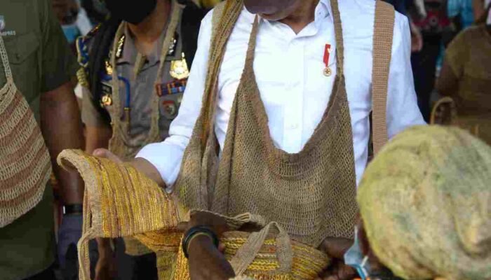 Jokowi dan Rombongan Berbelanja di Pasar Noken Taman Imbi Jayapura