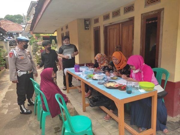 Kanit Provos Polsek Sukahaji Pimpin Monitoring dan Kawal Pelaksanaan Vaksinasi di Desa Ciomas