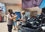 Kanit Samapta Polsek Cikijing Bagikan Masker dan Ajak Disiplin Prokes