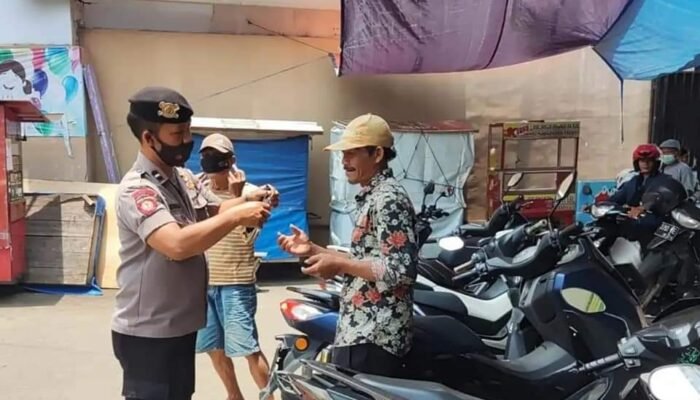 Kanit Samapta Polsek Cikijing Bagikan Masker dan Ajak Disiplin Prokes