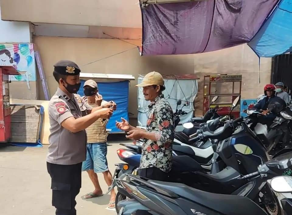 Kanit Samapta Polsek Cikijing Bagikan Masker dan Ajak Disiplin Prokes
