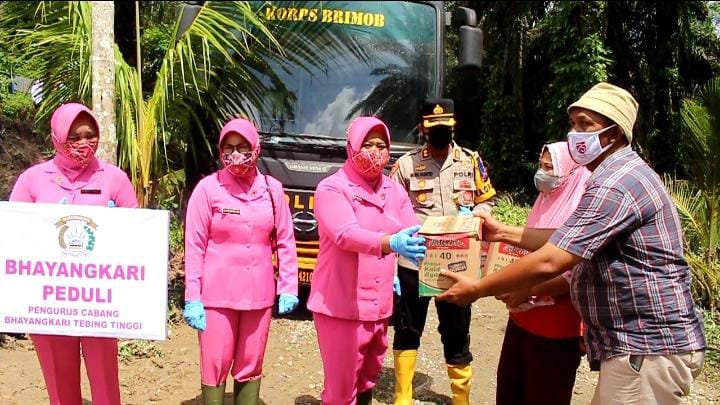 Kapolres Tebing Tinggi Bagikan 20 Paket Sembako ke Korban Banjir Sergai