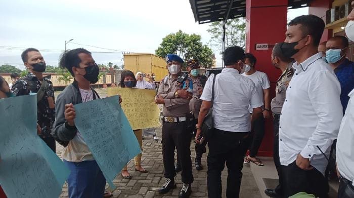 Keluarga Korban Pembunuhan Datangi Mapolsek Patumbak