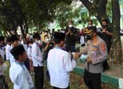 Memutus Rantai Penularan Covid-19, Kapolres Majalengka Bagikan Masker Kepada Santri