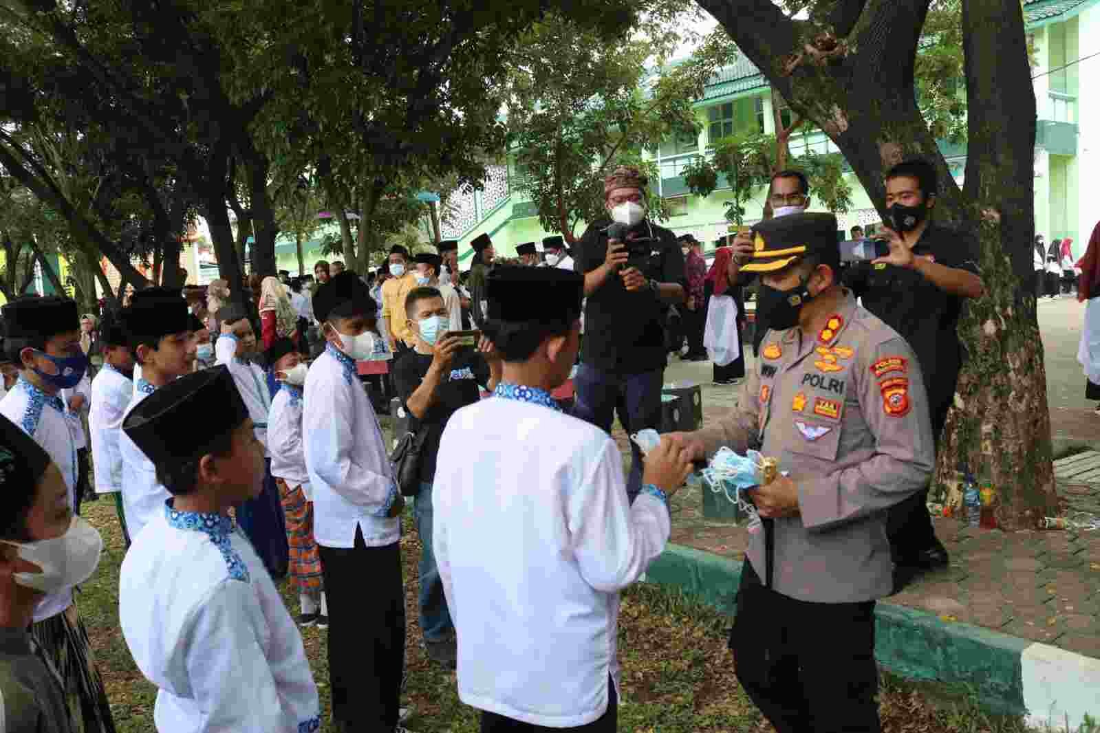 Memutus Rantai Penularan Covid-19, Kapolres Majalengka Bagikan Masker Kepada Santri