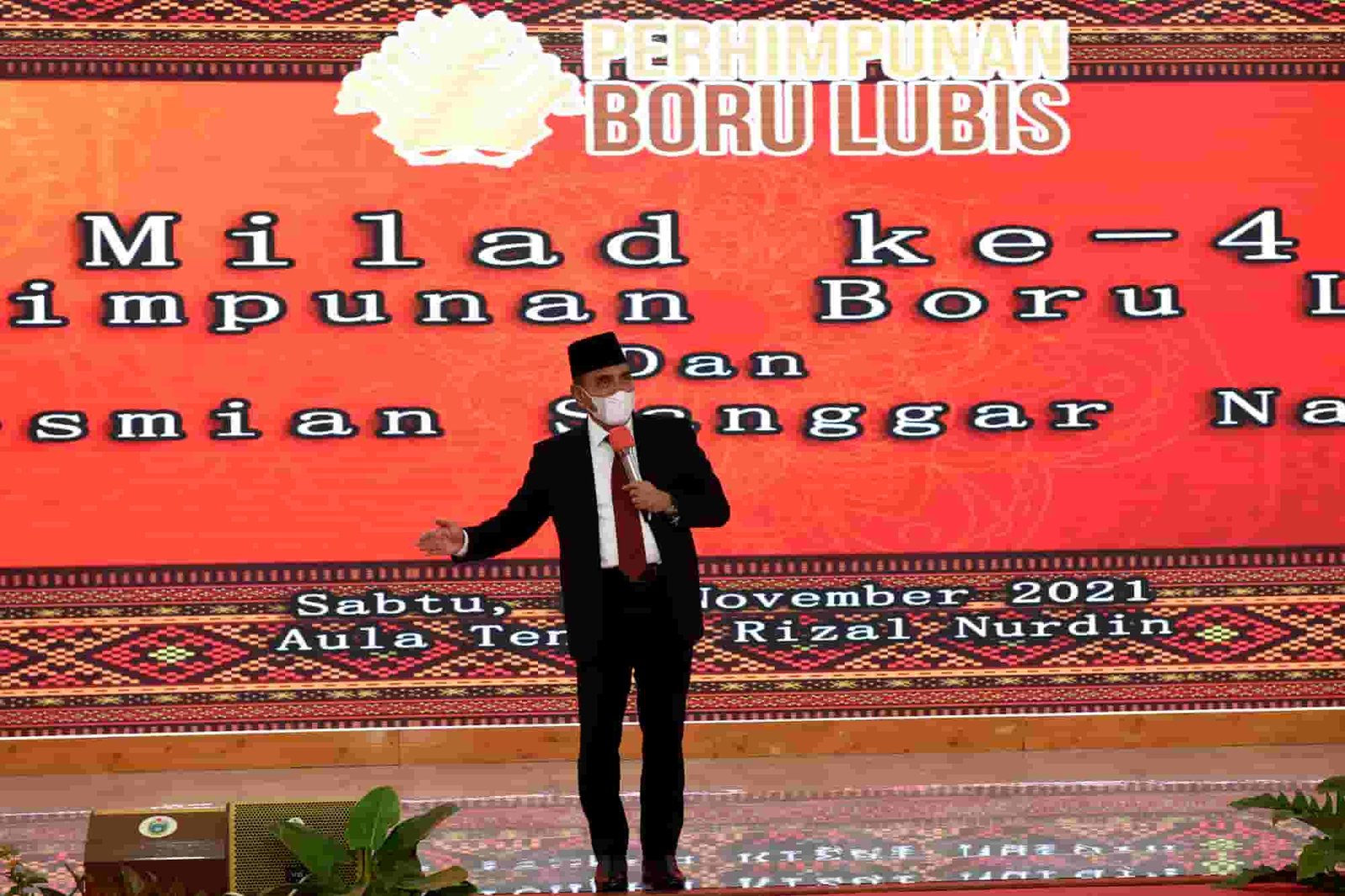 Gubernur Sumatera Utara Edy Rahmayadi bersama Ketua dan Wakil Ketua I Tim Penggerak PKK Sumut Nawal Lubis dan Sri Ayu Mihari menghadiri Milad ke-4 Perhimpunan Boru Lubis di Aula Tengku Rizal Nurdin, Jalan Sudirman 41, Medan, Sabtu (27/11).