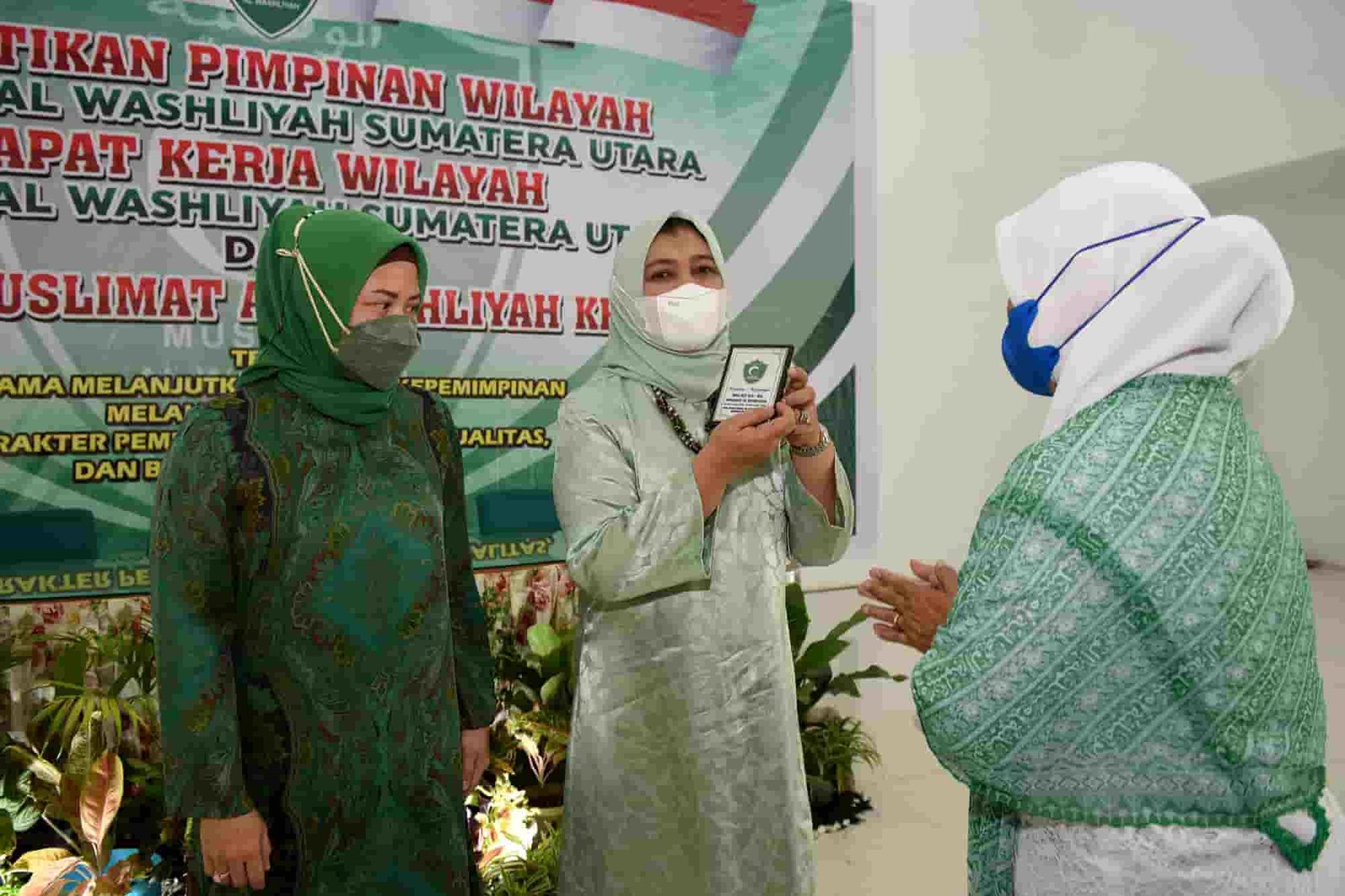 Ketua bersama Wakil Ketua Tim Penggerak PKK Sumatera Utara (Sumut) Nawal Lubis dan Sri Ayu Mihari, Kadis PPPA Nurlela, dan Ketua PW Al-Washliyah Sumut Dedi Iskandar Batubara, menghadiri pelantikan pengurus Muslimat Al Washliyah Sumut di Kantor BPSDM Sumut, Jalan Ngalengko, Medan, Sabtu (27/11).
