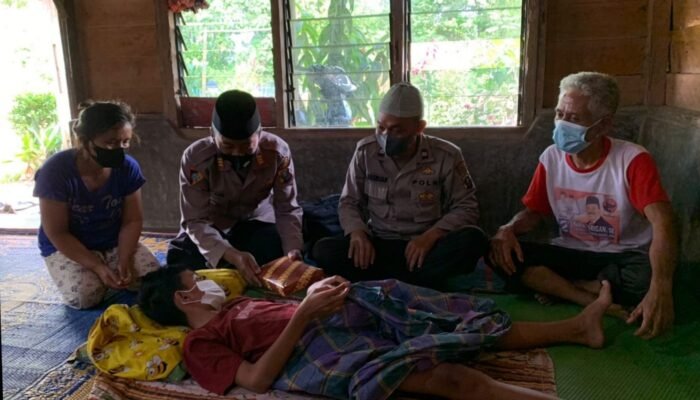 Personel Polres Deli Serdang Berkeliling Desa Mengkhitan Warga Kurang Mampu